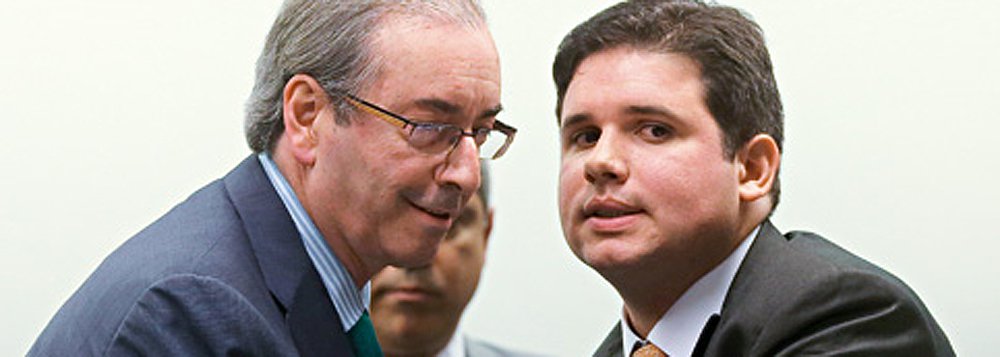 Na ofensiva para levar Hugo Motta (PB) à liderança do PMDB na Câmara, Eduardo Cunha adotou nova abordagem para derrotar o candidato do Planalto, Leonardo Picciani (RJ), segundo a colunista Natuza Nery; no lugar de somente pedir votos para eleger seu afilhado político, o presidente da Casa pede votos para si mesmo: “É como se fosse votar em mim”, tem dito ele; “Hugo unifica o partido e não tem qualquer compromisso de ficar contra o governo”, acrescenta