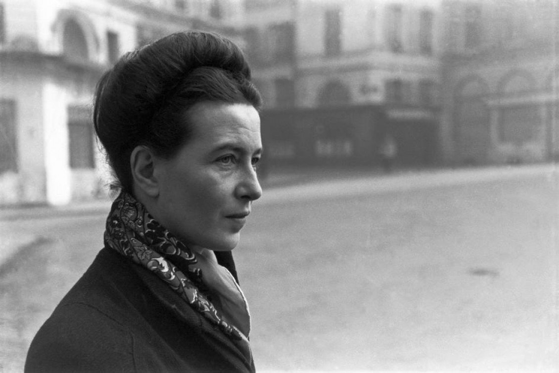 Simone de Beauvoir, uma das importantes pensadoras do século XX, não fala do "ser mulher" como uma figura fisiológica ou biológica, mas como produto cultural, uma figura socialmente construída. É disso que se trata o fragmento do texto contido na prova de ciências humanas do ENEM