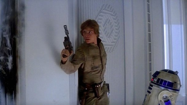 Um raro adereço do astro de "Star Wars", Luke Skywalker, uma pistola DL-44 Blaster usada no filme de 1980 "O Império Contra-Ataca", está à venda em um leilão com um lance mínimo de 200 mil dólares; a casa de leilões Nate D. Sanders disse que a arma, feita de fibra de vidro nas cores cinza, marrom e prata, ainda está em sua condição original de filmagem, mantendo "seu supressor e alcance de flash originais, embora não tenha feito nenhum disparo"