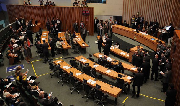 A Câmara Legislativa ratificou por meio da aprovação do protocolo de intenções que oficializa o Distrito Federal como integrante do Consórcio Interestadual de Desenvolvimento do Brasil Central, bloco criado em 3 de julho deste ano, durante o Fórum de Governadores do Centro-Oeste, em Goiânia (GO); o documento reúne uma série de ações para fomentar o crescimento do DF e de mais cinco unidades da Federação: Goiás, Mato Grosso, Mato Grosso do Sul, Tocantins e Rondônia
