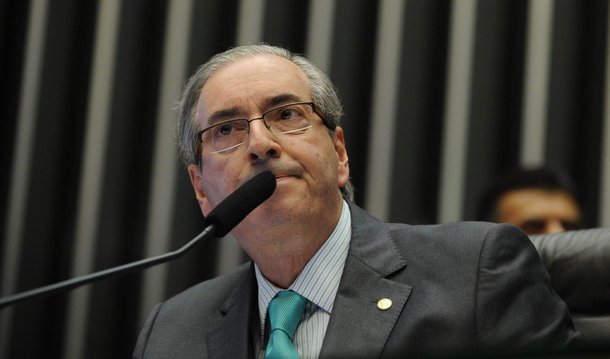 Os governadores que assinaram o manifesto contra o golpe e em defesa da democracia estão chamando os deputados dos seus estados e enquadrando todos. Cunha vai ser afastado pelo STF. Não vai ter golpe!