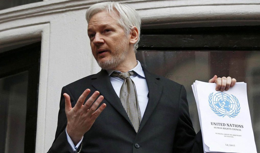 "Apesar da decisão favorável de um grupo de trabalho da ONU, que definiu o refúgio de três anos e sete meses na embaixada do Equador em Londres como 'detenção arbitrária', Julian Assange, fundador do WikiLeaks, enfrenta o desafio de transformar a imensa simpatia que desfruta na internet em apoio político real para garantir seu direito à liberdade", escreve Paulo Moreira Leite, colunista do 247; leia seu artigo sobre o tema. Para PML, o desfecho do caso irá funcionar como um termômetro realista sobre o grau de liberdade das sociedades contemporâneas para conhecer os bastidores e mazelas da potência número 1 do Planeta. 