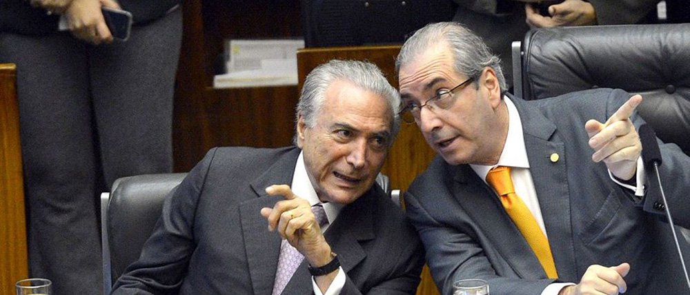 O presidente da Câmara, Eduardo Cunha, tem aproveitado o recesso parlamentar para articular dois movimentos em Brasília: o do pedido de impeachment contra a presidente Dilma Rousseff, e o de salvar sua própria pele no Conselho de Ética da Casa, onde corre processo que pede a cassação de seu mandato; nesta terça-feira ele se reuniu com o vice-presidente da República e presidente do PMDB, Michel Temer, que ainda está em cima do muro com relação à tentativa de golpe orquestrada pelo PSDB e capitaneada por Cunha