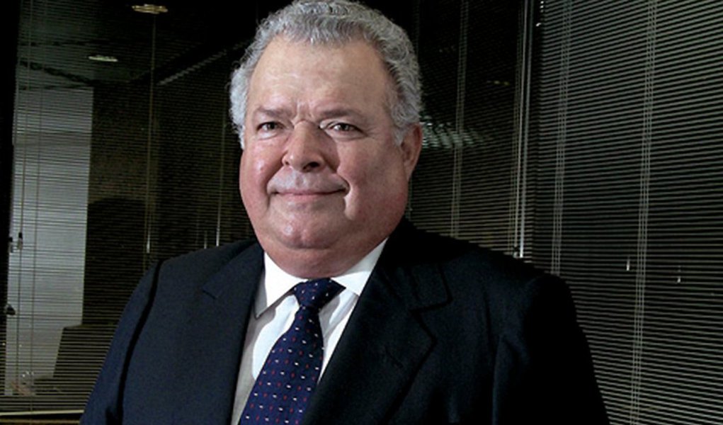 Paulo Nogueira, do Diário do Centro do Mundo, faz um paralelo com a ditadura para criticar as ações do juiz Sérgio Moro na Lava Jato e fala em um possível pedido de ajuda feito pelo empresário Emílio Odebrecht à Globo para tirar seu filho da cadeia; segundo ele, a emissora teria condicionado o apoio a eventual delação de Marcelo contra o ex-presidente Lula; ‘Troque os generais por Moro. Foi dado a Moro um poder extraordinário de prender pessoas. Ninguém o fiscaliza, ninguém lhe cobra nada. É apavorante a perspectiva de que retornemos ao ambiente da ditadura. Emílio Odebrecht, quer tenha ou não apelado para João Roberto Marinho, é um pai tão atormentado quanto K’, em referência à família Kucinski, que teve a filha Ana Rosa morta pela ditadura