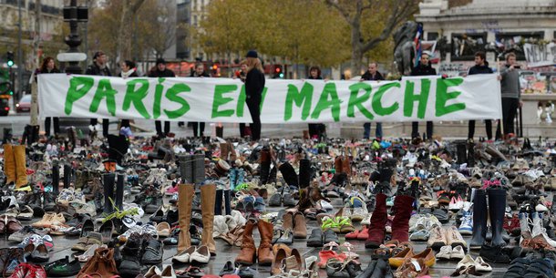 Manifestantes nas ruas de Paris começaram a lançar objetos contra a polícia, que respondeu lançando bombas de gás lacrimogêneo neste domingo; a marcha pelo clima, que estava agendada para hoje em Paris, onde amanhã (30) começa a conferência das Nações Unidas sobre clima, foi cancelada por causa dos atentados de 13 de novembro na capital francesa; em substituição, os manifestantes organizaram-se e enviaram para Paris alguns milhares de pares de sapatos, que cobrem hoje a Praça La République, numa ação simbólica de representação dos ambientalistas e cidadãos que se juntaram à causa