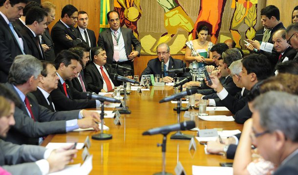 Líderes partidários e o presidente da Câmara, Eduardo Cunha (PMDB-RJ), fecharam um acordo para que todas as legendas representadas na Casa indiquem, até as 14h da próxima segunda-feira 7, os nomes de deputados que integrarão a comissão especial que vai analisar o processo de impeachment da presidente Dilma Rousseff; a intenção é instalar o colegiado em uma sessão extraordinária marcada para as 18h