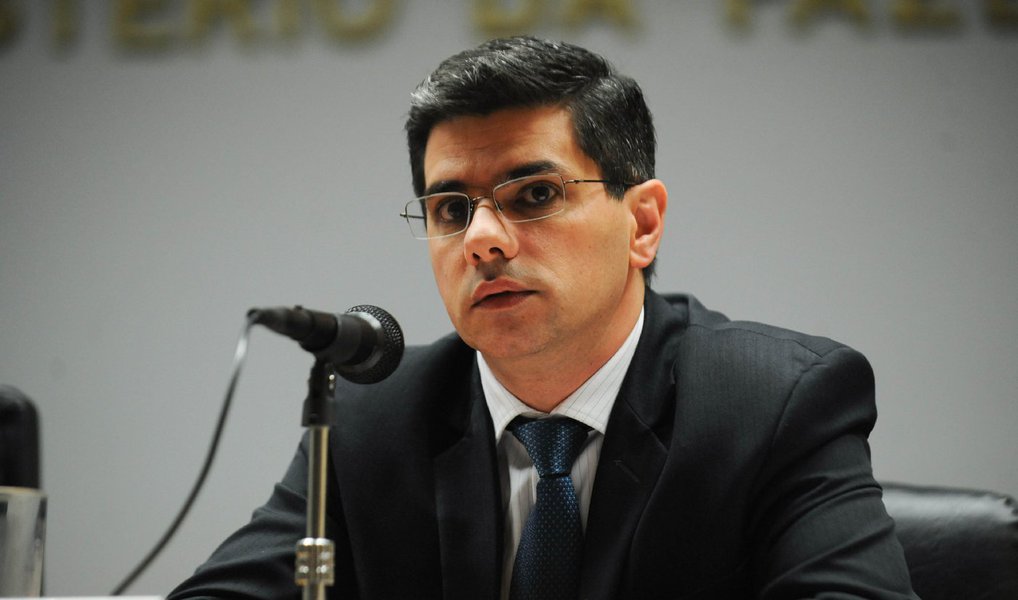 Segundo afirmou o secretário interino do Tesouro Nacional, Otávio Ladeira, a piora no perfil da dívida é apenas temporária e, a partir de 2018, a participação dos títulos corrigidos pela taxa Selic voltará a cair; de acordo com dados do Tesouro divulgados nesta segunda, a dívida pública cresceu 24,8% em 2015 e fechou o ano em R$ 2,8 trilhões