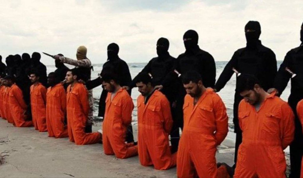 O Observatório Sírio para Direitos Humanos, com sede na Grã-Bretanha, disse que combatentes do Estado Islâmico mataram pelo menos 35 soldados sírios e forças aliadas do governo em um ataque contra diversas áreas na cidade de Deir al-Zor neste sábado; "Os combatentes se infiltraram no lado noroeste da cidade e realizaram os ataques", disse o Observatório, que monitora o conflito na Síria através de uma ampla rede de fontes locais