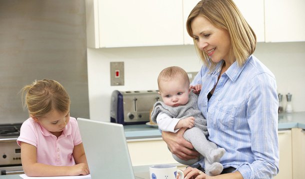 Pesquisa com 25 mil ex-alunos e ex-alunas da Harvard Business School mostrou que 75% dos homens esperava que, no futuro, suas companheiras assumissem a maior parte da responsabilidade de criar os filhos; para 50% das mulheres, esta seria de fato sua função; entre os homens entrevistados, 70% consideravam que suas carreiras teriam prioridade sobre a de suas esposas e cerca de 40% das mulheres concordaram com esta afirmação