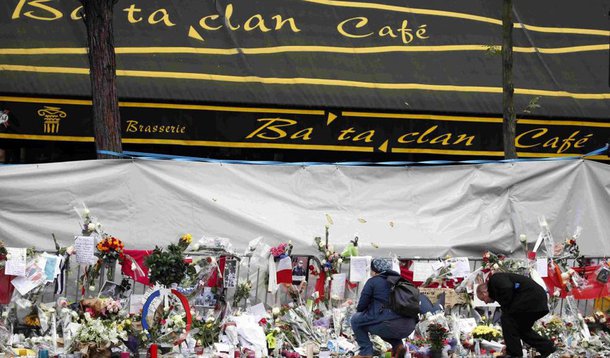 Foued Mohamed Aggad, de 23 anos, da cidade francesa de Estrasburgo, tinha viajado para a Síria com o irmão e um grupo de amigos no fim de 2013, e foi identificado na semana passada por meio de testes de DNA feitos com parentes; no ataque à sala de espetáculos Bataclan, em Paris, no dia 13 de novembro, morreram 90 pessoas