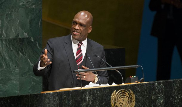 O diplomata John Ashe, de Antigua e Barbuda, no Caribe, foi preso em Nova York sob a acusação de ter recebido mais de US$ 500 mil em propinas, em uma transação para a construção de um centro de conferências da ONU em Macau, na China; ele presidiu a Assembleia Geral das Nações Unidas (ONU) em 2013 e 2014