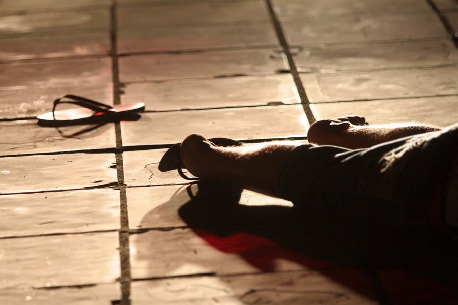 A taxa de homicídios para cada 100 mil habitantes no Rio caiu 33,3% de 2004 a 2014; é o que aponta o Atlas da Violência, estudo feito pelo Instituto de Pesquisa Econômica Aplicada (Ipea) e pelo Fórum Brasileiro de Segurança Pública (FBSP); o estado também registrou redução houve uma diminuição de 33,1% do número de jovens assassinados, e de 11,7% na quantidades de mulheres mortas; o País atingiu a marca recorde de 59.627 mil homicídios em 2014, uma alta de 21,9%; isso significa que cerca de 10% de todos os homicídios no mundo, em 2014, ocorreram no País, deixando-o como campeão de mortes por homicídio
 