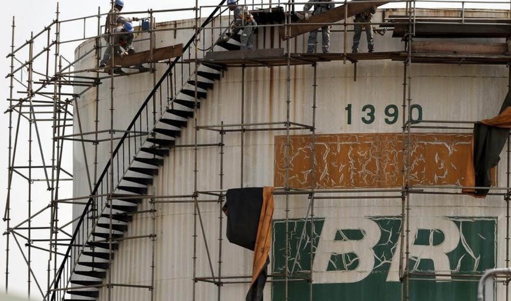 Em nota sobre denúncias envolvendo a Petrobras Distribuidora na Operação Lava Jato, a empresa sustenta que vem colaborando com as investigações e que vem instaurando comissões internas para apurar tudo o que chega ao seu conhecimento e encaminhando e envia seus resultados às autoridades competentes