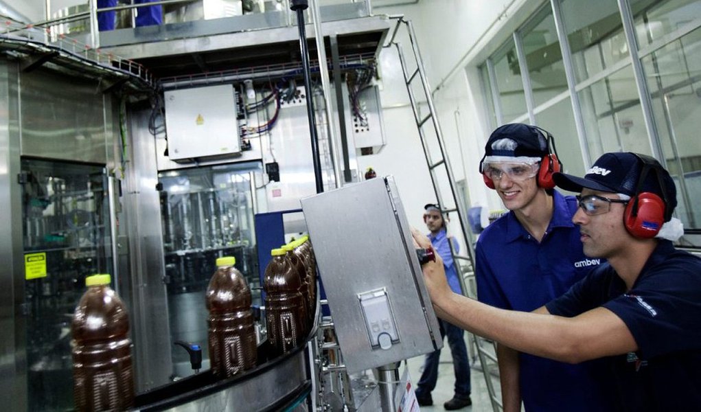 A indústria de transformação, que compreende atividades de modificação de matéria-prima para a obtenção produtos novos, teve aumento de 4 mil empregados (9,8%) na capital do País em janeiro deste ano em relação a dezembro de 2015, passando de 41 mil para 45 mil; em contrapartida, no mesmo período, a taxa de desemprego total em Brasília cresceu de 15,4% para 16,6%; os dados constam da Pesquisa de Emprego e Desemprego no Distrito Federal (PED-DF) do primeiro mês do ano