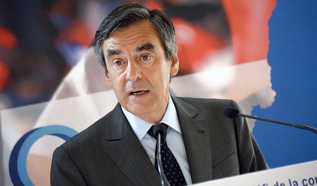 Pressão para que o candidato presidencial francês François Fillon desista de concorrer aumentou na medida que alguns parlamentares de seu próprio campo conservador o exortaram a abandonar a corrida devido a um escândalo envolvendo a esposa para evitar uma derrota do partido.; segundo a imprensa,  a mulher do ex-primeiro-ministro de 62 anos, Pénélope, recebeu cerca de 600 mil euros por trabalhos que não realizou