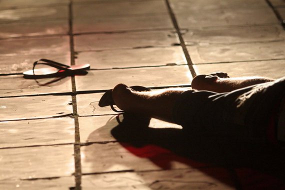 A taxa de homicídios para cada 100 mil habitantes no Rio caiu 33,3% de 2004 a 2014; é o que aponta o Atlas da Violência, estudo feito pelo Instituto de Pesquisa Econômica Aplicada (Ipea) e pelo Fórum Brasileiro de Segurança Pública (FBSP); o estado também registrou redução houve uma diminuição de 33,1% do número de jovens assassinados, e de 11,7% na quantidades de mulheres mortas; o País atingiu a marca recorde de 59.627 mil homicídios em 2014, uma alta de 21,9%; isso significa que cerca de 10% de todos os homicídios no mundo, em 2014, ocorreram no País, deixando-o como campeão de mortes por homicídio
 