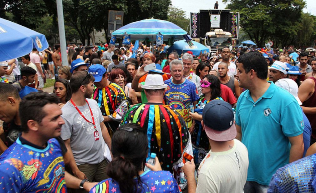 Cerca de 40 mil pessoas passaram pelo Galinho de Brasília até as 21 horas desta segunda-feira; criado em 1992, é um dos mais tradicionais da capital e homenageia o pernambucano Galo da Madrugada; entre os foliões, estava o governador de Brasília, Rodrigo Rollemberg, que dançou frevo e fez o percurso ao lado do trio elétrico; para o chefe do Executivo local, o carnaval candango pode ser considerado rico culturalmente: "É um dos carnavais mais interessantes pela diversidade cultural na cidade"