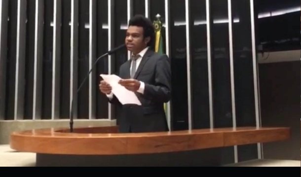 Moção de repúdio assinada por nove partidos - PCdoB, PDT, PMDB, PPS, PSDB, PSB, PSOL, PT e Rede - criticou nesta terça-feira, 22, o "comportamento violento e odioso" do coordenador nacional do Movimento Brasil Livre (MBL), Fernando Holiday, durante participação em evento sobre a "Discriminação Racial no Brasil", a convite do DEM; Holiday ofendeu o deputado Vicentinho e chamou todos os deputados presentes de "charlatões descarados"; veja vídeo do discurso