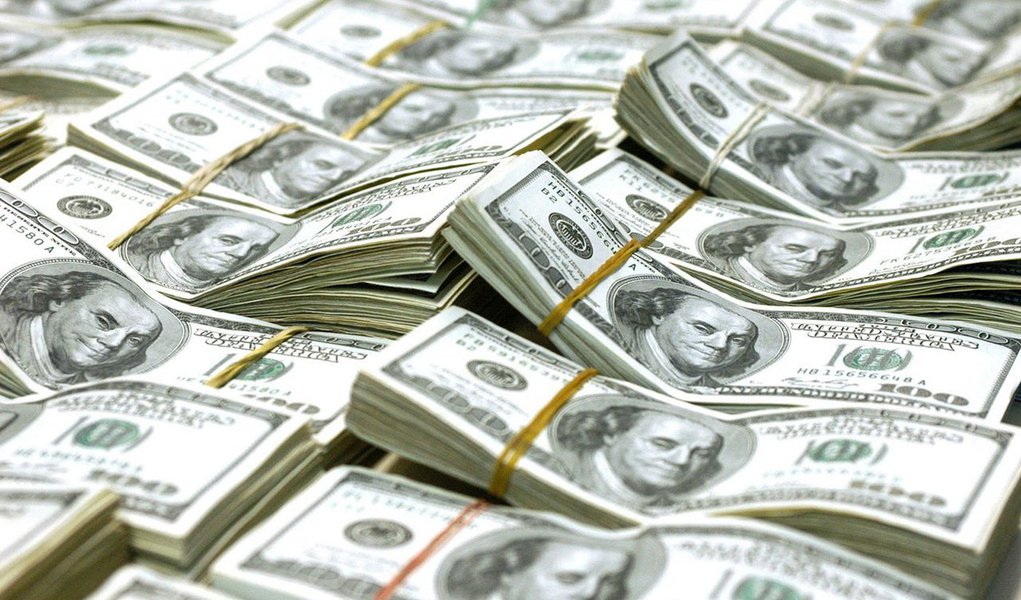 Fluxo cambial, saldo resultante da entrada e saída de dólares, ficou negativo em US$ 3,5 bilhões em outubro; segundo dados do Banco Central, de janeiro a outubro, o saldo do fluxo cambial está positivo em US$ 7,665 bilhões; já o fluxo financeiro registrou saldo negativo US$ 9,506 bilhões e o comercial ficou positivo em US$ 17,171 bilhões
