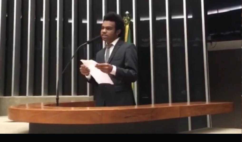 Moção de repúdio assinada por nove partidos - PCdoB, PDT, PMDB, PPS, PSDB, PSB, PSOL, PT e Rede - criticou nesta terça-feira, 22, o "comportamento violento e odioso" do coordenador nacional do Movimento Brasil Livre (MBL), Fernando Holiday, durante participação em evento sobre a "Discriminação Racial no Brasil", a convite do DEM; Holiday ofendeu o deputado Vicentinho e chamou todos os deputados presentes de "charlatões descarados"; veja vídeo do discurso