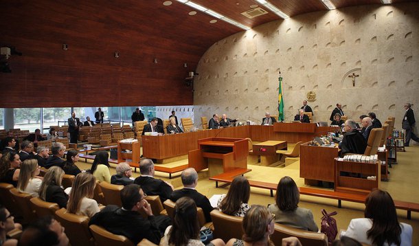 Supremo Tribunal Federal (STF) deverá julgar nesta quarta-feira (27) o mérito das liminares que foram concedidas recentemente por ministros da Corte que alteram o cálculo dos juros sobre a dívida dos estados com a União;  nas últimas semanas, os estados do Rio Grande do Sul, de Santa Catarina e Minas Gerais ganharam no Supremo liminares que permitem o pagamento da dívida repactuada com a União com juros simples em vez de compostos (juros sobre juros); estimativa do governo é que rombo com mudança nas regras pode chegar a R$ 400 bilhões
