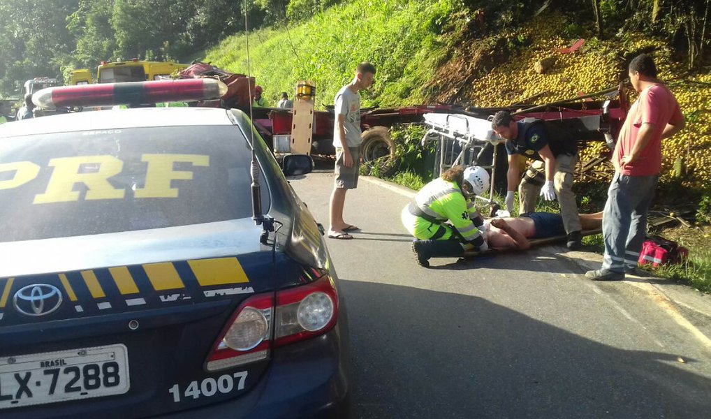 A Polícia Rodoviária Federal (PRF) divulgou um balanço apontado que 11 pessoas morreram e 153 ficaram feridas em 140 acidentes registrados durante o feriado de Tiradentes nas estradas federais que cortam o Paraná; houve uma morte a mais em relação ao feriado do ano passado e uma redução no número de acidentes de 27%; a operação de fiscalização começou na tarde de quarta-feira (20) e terminou no domingo (24)