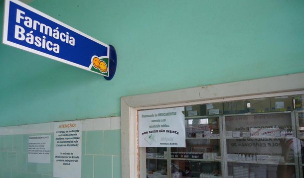 O governo do Maranhão, por meio da Secretaria de Estado Saúde (SES), finalizou os pagamentos do ano de 2015 no valor de R$ 14,5 milhões com gastos relacionados ao serviço da Farmácia Básica em 217 municípios maranhenses e ao Serviço de Atendimento Móvel de Urgência (Samu) de 35 municípios; segundo o governo, no primeiro ano de gestão, em 2015, a SES sofreu contingenciamento com forte controle orçamentário e financeiro devido à dívida herdada do governo Roseana Sarney, o que impediu que algumas obrigações da SES fossem realizadas diante da necessidade de pagamento dos dividendos, que chegaram à ordem de R$ 84 milhões por mês