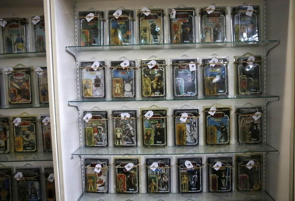 Com o mais recente da série –"Star Wars Episódio VII: O Despertar da Força"– cuja estreia está prevista para dezembro, leiloeiros da cidade de Thornaby, no nordeste da Inglaterra, venderam um brinquedo pelo valor colossal de 18.000 libras (27.000 dólares), 35 anos depois que chegou às lojas por 1,5 libra