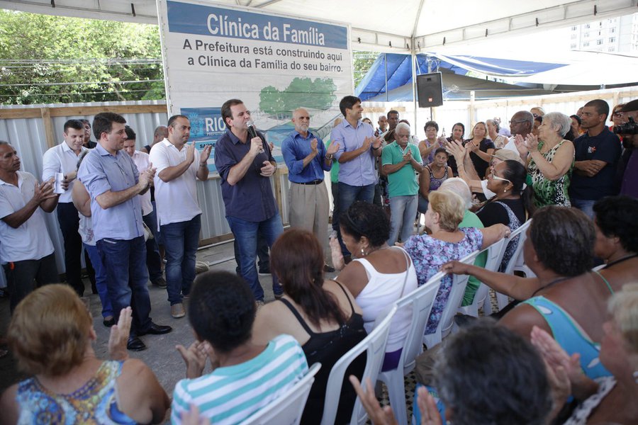 O prefeito do Rio, Eduardo Paes, negou que o vazamento do e-mail sobre a conclusão das obras da Linha 4 do Metrô tenha sido uma medida para enfraquecer a candidatura à prefeitura do ex-secretário estadual de Transportes Carlos Roberto Osório; o ex-titular da pasta deixou no último domingo (21) o PMDB, partido de Paes, para se filiar ao PSDB, onde poderá ser candidato; Paes explicou o e-mail dizendo que sempre está preocupado com assuntos das Olimpíadas; sobre a saída de Osório, o chefe do executivo municipal disse ter sido uma "livre escolha"; declarações foram concedidas em Olaria, Zona Norte do Rio, onde foi inaugurada mais uma Clínica da Família
