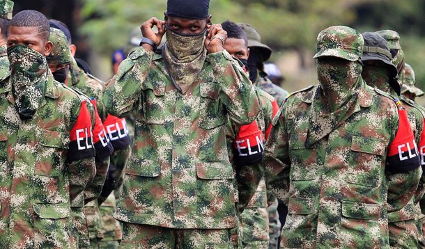 Procuradoria-Geral da Colômbia está investigando cinco líderes de alto escalão do Exército de Libertação Nacional (ELN) por quase 16 mil crimes de guerra e contra a humanidade; acusações surgem em meio a uma escalada nas tensões entre o ELN e o governo; "Estamos investigando a origem, evolução, expansão, políticas e estratégias do ELN, suas estruturas e os principais responsáveis por crimes de guerra e contra a humanidade cometidos durante o conflito", detalhou o procurador-geral, Jorge Fernando Perdomo