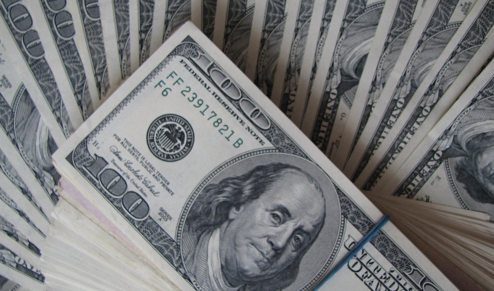 O recuo de 2,6% do dólar em outubro, a primeira queda depois de três meses seguidos de alta, deu um pequeno alívio às contas públicas; nas três primeiras semanas deste mês, o Banco Central (BC) registrou ganhos de R$ 11,4 bilhões com as operações de swap cambial, que equivalem à venda de dólares no mercado futuro
