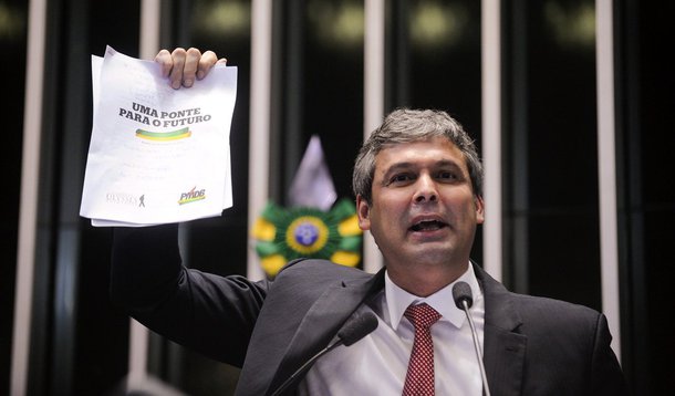 Já passava da 1h desta quinta-feira quando o senador petista Lindbergh Farias (PT-RJ) ocupou a tribuna para fazer o seu discurso sobre o impeachment; durante sua fala, o senador chamou o presidente afastado da Câmara, Eduardo Cunha (PMDB-RJ), o vice-presidente Michel Temer e Aécio Neves de “capitães do golpe”; “Para a história de nosso país, isso aqui vai passar como um golpe parlamentar"; ele disse apostar no insucesso do governo Temer e na volta da presidente afastada após o julgamento pelo Senado: "Não durará, daqui a três e quatro meses, nós vamos colocar Temer, esse impostor, para fora do Palácio do Planalto", concluiu ele, sendo efusivamente aplaudido por aliados na saída da tribuna