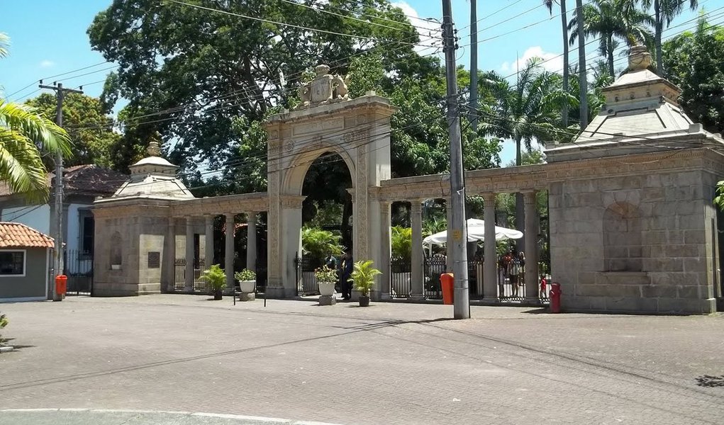 O Instituto Brasileiro do Meio Ambiente e dos Recursos Naturais Renováveis (Ibama) suspendeu nesta quinta-feira o acesso de visitantes ao Zoológico do Rio de Janeiro; segundo o Ibama, a Fundação Rio Zoo, que administra o local, tem sido notificada desde 2012 sobre a necessidade de adequar suas instalações; os principais problemas encontrados são 'o grande número de animais em algumas instalações, a necessidade de obras estruturais e a ambientação dos cativeiros, para que se assemelhem ao habitat natural dos animais e permitam que eles mantenham seus comportamentos'