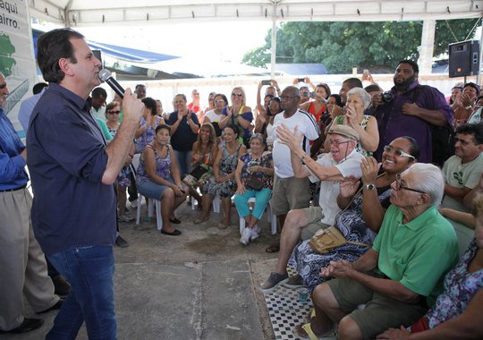 O prefeito do Rio de Janeiro, Eduardo Paes, acompanhou o início das obras de uma Clínica da Família em Olaria, Zona Norte da cidade; em construção na Praça Clomir Teles Cerbino, a unidade contará com oito equipes de Saúde da Família e três de Saúde Bucal, beneficiando 24 mil moradores das comunidades Cariri e Esperança; atualmente, capital fluminense conta com 85 clínicas em 52 bairros, o que garante a mais de 50% da população carioca cobertura de atenção básica; até o final deste ano, o executivo pretende ampliar esse valor para 70%