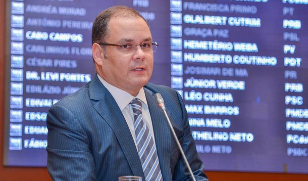Deputado Rogério Cafeteira (PSC) comentou os boatos de que o governo estadual esteja grampeando os telefones dos parlamentares; segundo informações divulgadas na imprensa local, as acusações foram feitas pelos deputados Adriano Sarney (PV), Andrea Murad (PMDB), Souza Neto (PTN) e Edilázio Junior (PV); “Há muito tempo, desde governos anteriores, existe essa desconfiança e acredito que tudo não passe de boato”, destacou; o parlamentar reforçou que é necessária uma autorização judicial para que ocorra o monitoramento