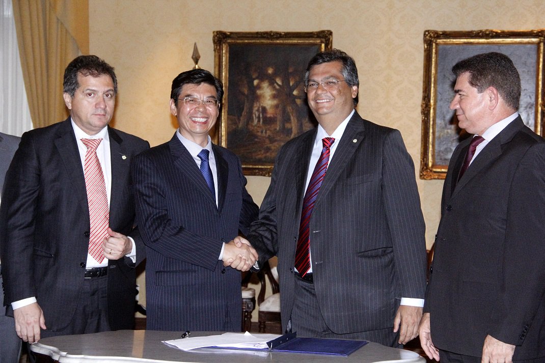 – Governador Flávio Dino ao lado do CEO da empresa CBSTEEL, Zhang Shengsheng, e de secretários de Estado em recepção à comitiva chinesa no Palácio dos Leões. Foto: Nael Reis/Secap