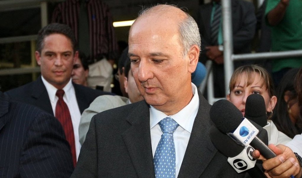 "Juiz e promotores de Justiça que combinam a ocultação de provas violam os princípios da paridade de armas, da imparcialidade do juiz e do devido processo legal", alega a defesa do ex-governador do Distrito Federal José Roberto Arruda (PR), composta pelos criminalistas Nélio Machado, João Francisco Neto, Luiz Santiago Filho e Paulo Emílio Catta Preta de Godoy; eles pedem Habeas Corpus no Tribunal de Justiça do Distrito Federal pedindo a anulação de todas as decisões e atos processuais da operação pandora