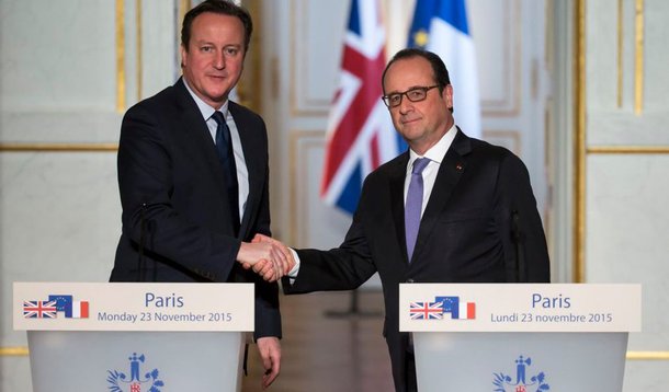 O presidente francês, François Hollande, e o primeiro-ministro britânico, David Cameron, definiram, em conversa telefônica, um acordo para "intensificar ainda mais a cooperação" na luta contra a organização Estado Islâmico, anunciou em nota a presidência francesa; o Reino Unido realizou os primeiros ataques aéreos sobre a Síria contra o EI