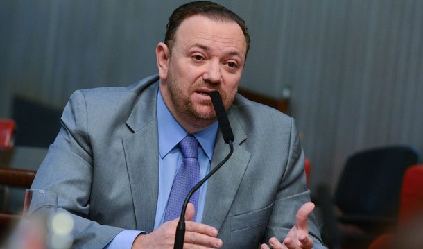 Em artigo publicado neste domingo, o ministro Edinho Silva pediu que as forças democráticas dialoguem em busca de uma saída para a crise política; "Personalizar no PT a falência do sistema político brasileiro é um grave erro e em nada ajuda na construção de uma nova formulação", alerta