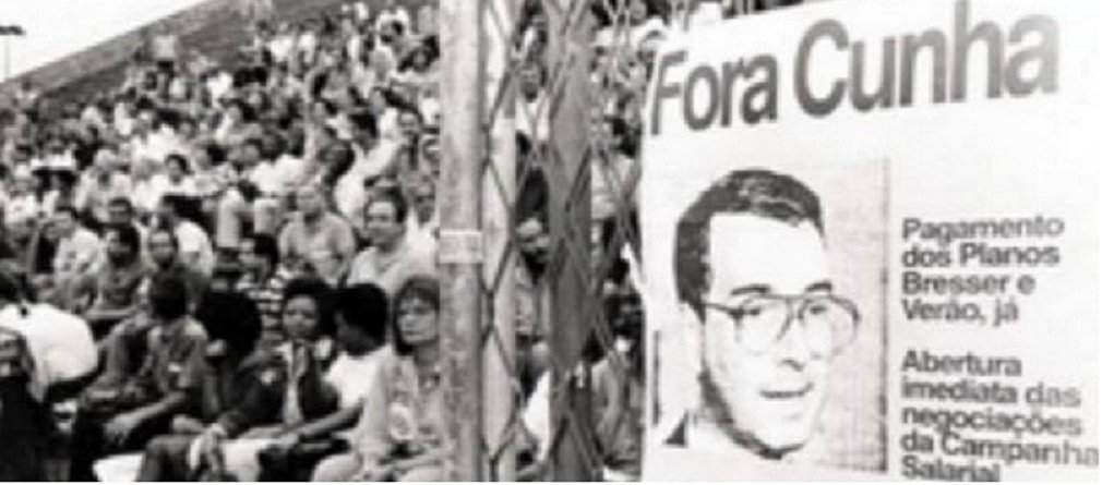 Não é de hoje que o presidente da Câmara está na boca do povo; com currículo vasto de polêmicas, peemedebista presenciou trabalhadores pedindo o seu afastamento há mais de vinte anos, em 1992, quando era presidente da Telerj, a empresa fluminense de telecomunicações; naquela época, funcionários da empresa reivindicavam pagamentos de benefícios atrasados e aumento salarial; no cartaz, os trabalhadores ironizavam o fato Cunha ter sido indicado pelo então presidente Fernando Collor para presidir a companhia