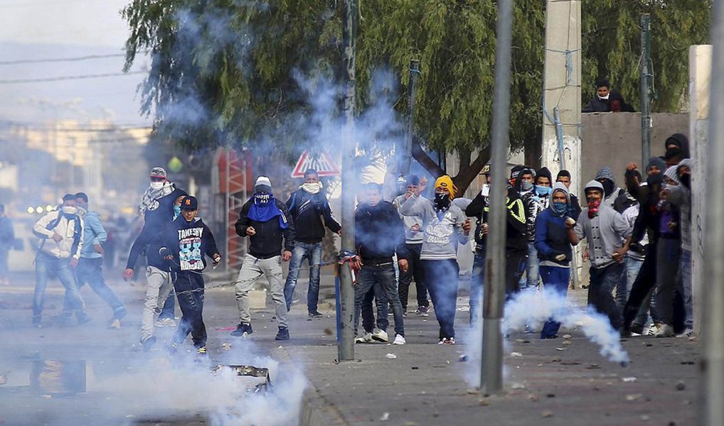 A Tunísia declarou toque de recolher em todo o país nesta sexta-feira após quatro dias de protestos e tumultos por mais empregos e melhores condições econômicas, na pior manifestação desde que um levante, há cinco anos, derrubou o então presidente, Zine El Abidine Ben Ali; houve novas manifestações nesta sexta-feira em diversas regiões, incluindo Kasserine e Sidi Bouzid