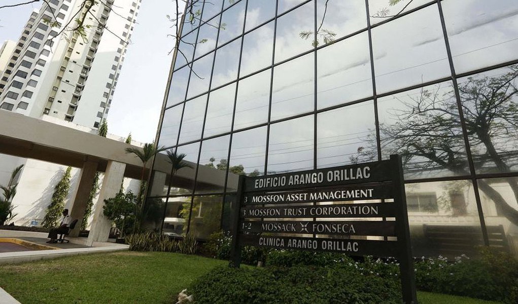 “Como empresa responsável e que respeita a liberdade de imprensa, temos tentado comunicar para evitar uma ação judicial. No entanto, o consórcio obriga-nos a iniciar ações legais para nos proteger daqueles atos”, diz o escritório de advogados Mossak Fonseca; investigação feita por uma centena de jornais em todo o mundo sobre 11,5 milhões de documentos revelou bens em paraísos fiscais de 140 líderes políticos ou personalidades públicas