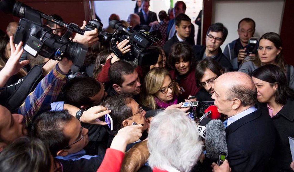 Senador José Serra disse que “uma intervenção militar só não aconteceu nos dias atuais porque o Exército não tem mais a força política de antigamente”; para Fernando Brito, o tucano tem uma visão ainda “banana republic” do papel das Forças Armadas; "Estamos, pela primeira vez em um século, vendo o Exército se portar como a uma força de todos, não de uma facção ou, muito menos, de si mesma", diz 