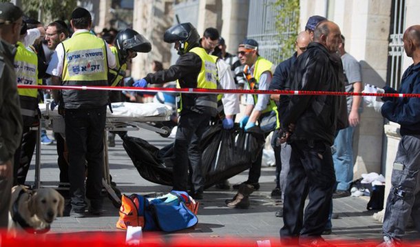 A polícia de Israel abriu fogo contra duas mulheres palestinas, matando uma delas e ferindo a outra gravemente, após terem atacado um israelense com golpe de tesouras; vítima das agressões, um jovem de 27 anos sofreu ferimentos leves; ataque é o mais recente desde que as agressões com armas brancas tiveram início em 1 de outubro