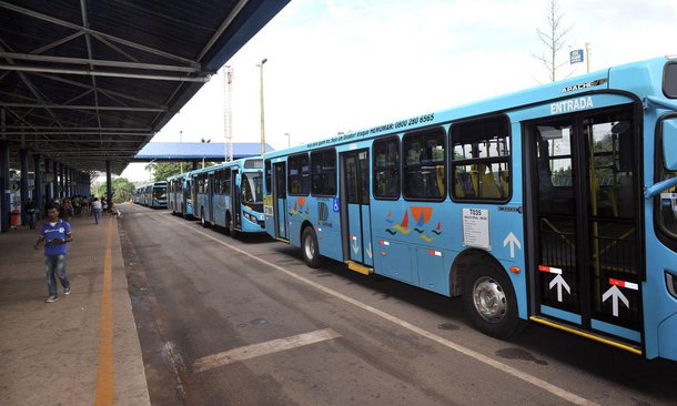 O Ministério Público (MP-MA) ingressou com uma Ação Civil Pública contra o Município de São Luís e o Estado do Maranhão, na qual requer a suspensão do aumento de tarifas dos transportes urbanos e semiurbanos de São Luís e região metropolitana; os reajustes, que chegam a 15,78%, começaram a vigorar em 25 de março; documento previa, entre outros pontos, a concessão do serviço de transporte coletivo por meio de licitação, a redução do ISS de 5% para 1%, a contratação de empresa especializada em identificação biométrica de passageiros e o combate aos veículos clandestinos;  não cumprimento das cláusulas do termo levou o MP a executar judicialmente o TAC; MP pede anulação dos reajustes em até 72 horas