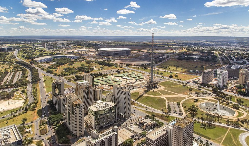 Com o objetivo de reduzir os custos da viagem e passar um tempo com a família, os brasilienses que desejam viajar nos próximos seis meses estão trocando a hospedagem em hotéis e pousadas pela casa de parentes e amigos; segundo o boletim outubro de intenção de viagem do Ministério do Turismo, 48,7% dos potenciais turistas da capital federal pretendem hospedar-se na casa de conhecidos em viagem pelos próximos seis meses; este índice é o maior entre as sete capitais monitoradas: Belo Horizonte, Brasília, Porto Alegre, Recife, Rio de Janeiro, Salvador e São Paulo