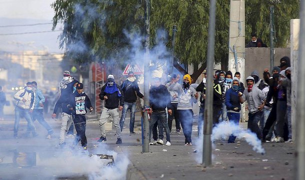 A Tunísia declarou toque de recolher em todo o país nesta sexta-feira após quatro dias de protestos e tumultos por mais empregos e melhores condições econômicas, na pior manifestação desde que um levante, há cinco anos, derrubou o então presidente, Zine El Abidine Ben Ali; houve novas manifestações nesta sexta-feira em diversas regiões, incluindo Kasserine e Sidi Bouzid