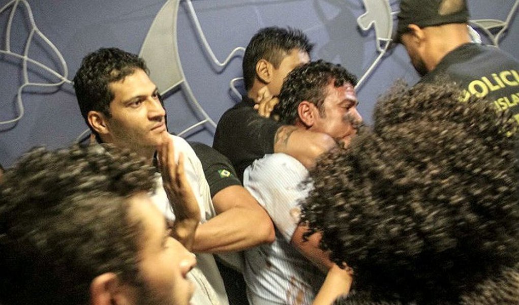 Chegada do deputado fluminense ao comando da Câmara coincide com ações de extrema violência do Departamento de Polícia Legislativa, que tem pesado a mão especialmente contra indígenas, sem-terra, sindicalistas e estudantes; “Não respeitam os apelos por mediações”, denuncia o deputado Jean Wyllys (Psol – RJ); Wadih Damous (PT-RJ) divulgou nota qualificando o que chamou de "polícia de Cunha" e denunciando que "o exercício legítimo da cidadania se tornou crime na Casa do Povo”