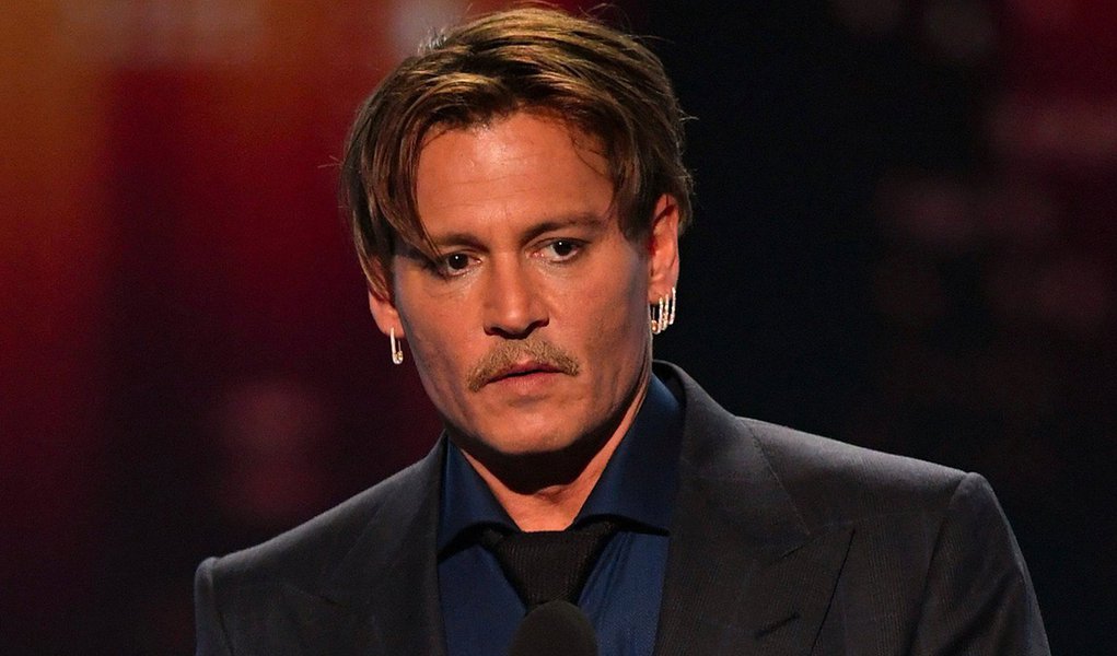 Johnny Depp levou a si mesmo à beira da ruína financeira por gastar dezenas de milhões de dólares em casas, arte, carros, um iate e memorabilia de Hollywood, de acordo com uma ação judicial apresentada pelos antigos gerentes dos seus negócios; documentos do tribunal detalham os gastos de Depp, com 75 milhões de dólares para a compra ou reforma de 14 propriedades, entre elas um castelo francês e uma cadeia de ilhas nas Bahamas; ele também comprou 45 carros de luxo, adquiriu uma coleção de arte de 200 obras, com trabalhos de Andy Warhol e Amedeo Modigliani, e tem doze unidades de armazenagem cheias de memorabilia associada com Marilyn Monroe, Marlon Brando e outras celebridades