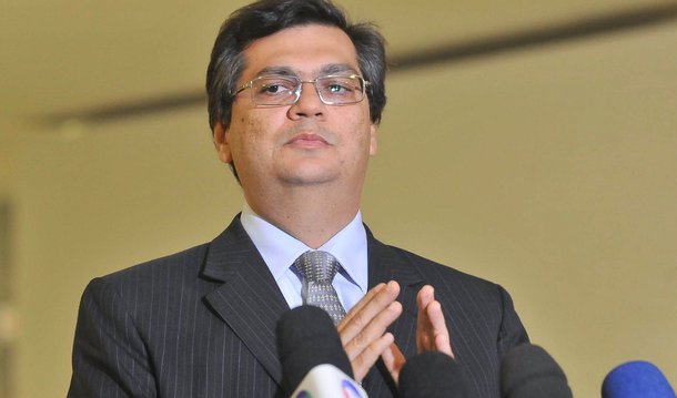 O governador do Maranhão, Flávio Dino (PCdoB), se posicionou a favor de um diálogo entre governistas e oposicionistas em nível nacional para tirar o Brasil das crises política e econômica; ao se manifestar contra protestos que pedem o impeachment da presidente Dilma, o chefe do executivo maranhense que espera "amplo e sereno diálogo nacional" quando a "marcha da insensatez for contida"; "Brasil precisa de PAZ, não dessa guerra sem fim", disse o governador